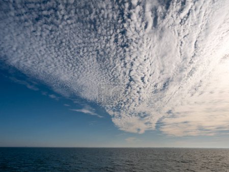 Campo o banco de nubes de cirrocumulus sobre el Bight alemán, Mar del Norte cerca de la costa de Jutlandia, Dinamarca