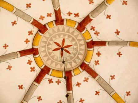 Foto de Foehr, Alemania - 29 / 08 / 2023: Bóveda de techo decorada y pintada de la iglesia de San Juan en Nieblum en la isla Foehr, Frisia del Norte, Schleswig-Holstein - Imagen libre de derechos