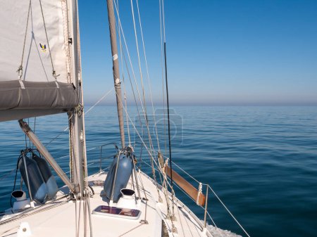 Foto de Velero navegando en el mar tranquilo con vientos ligeros bajo el cielo azul claro, German Bight, Mar del Norte cerca de la costa de Jutlandia, Dinamarca - Imagen libre de derechos