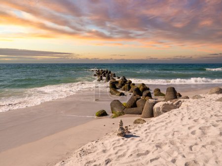 Tetrapoden Küstenschutz am Hörnum Strand bei Sonnenuntergang, Insel Sylt, Nordfriesland, Schleswig-Holstein, Deutschland