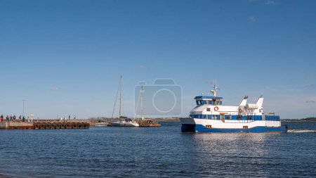 Foto de Livo, Dinamarca - Sep 13, 2023: Barco de ferry acercándose al pequeño puerto de la isla de Livo para recoger pasajeros, Limfjord, Nordjylland - Imagen libre de derechos