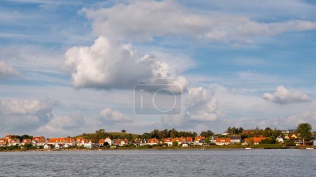 Línea costera de la ciudad de Dyreborg a lo largo de Little Belt en Faaborg-Midtfyn, Funen, sur de Dinamarca