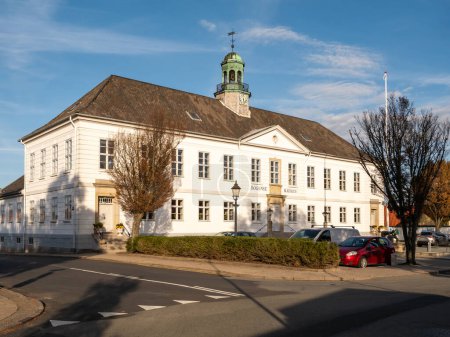 Foto de Bogense, Dinamarca - 24 / 09 / 2023: Ayuntamiento, Radhus, edificio blanco con torre de carillón en el casco antiguo de Bogense, Funen - Imagen libre de derechos