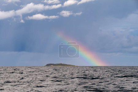 Regenbogen- und Regenwolken, stürmischer Himmel über Hjelm Island, Kattegat, Dänemark
