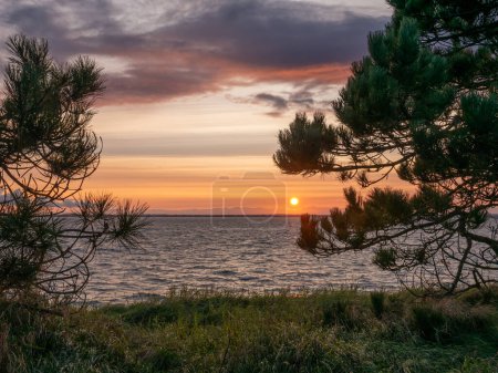 Coucher de soleil sur Kattegat à partir d'une côte sur l'île de Tuno, Midtjylland, Danemark