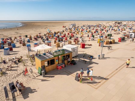 Téléchargez les photos : Borkum, Allemagne - 16 août 2023 : Promenade et plage ouest avec personnes, chaises et tentes sur l'île de Borkum, Basse-Saxe - en image libre de droit