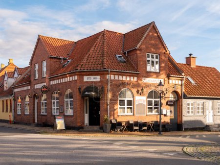 Foto de Bogense, Dinamarca - 24 de septiembre de 2023: Auténtico pub danés y posada en la esquina de Torvegade y Sankt Annagade en el casco antiguo de Bogense, Funen - Imagen libre de derechos
