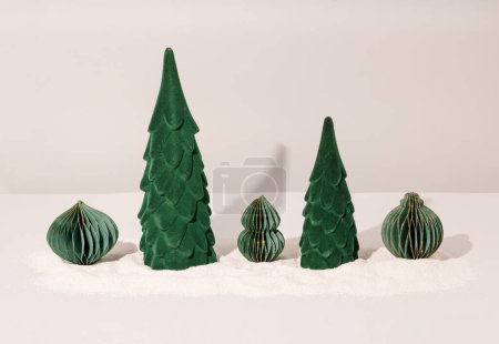 Foto de Composición festiva conceptual con árboles de Navidad en miniatura sobre nieve. - Imagen libre de derechos