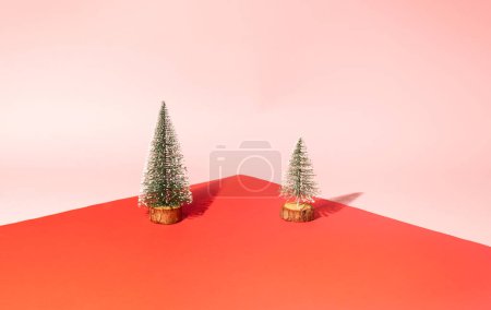 Foto de Dos árboles de Navidad con esquina entre en la pared. Año nuevo y vacaciones de Navidad concepto - Imagen libre de derechos