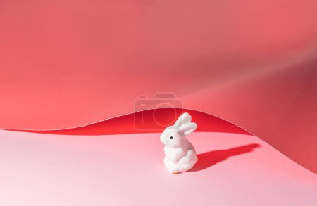 Foto de Easter bunny under a pink paper cover. Minimal Easter holiday concept - Imagen libre de derechos