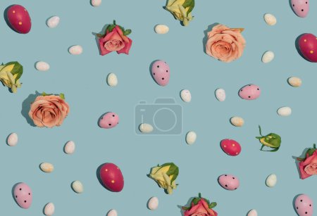 Foto de Composición con rosas y huevos de Pascua sobre fondo azul. Concepto de resorte mínimo - Imagen libre de derechos