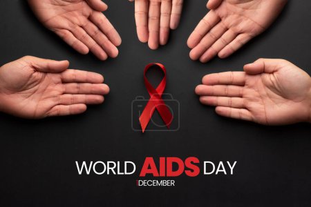 Téléchargez les photos : Ensemble de mains entourant un ruban rouge symbolisant la Journée mondiale du sida. 1er décembre, jour de la lutte contre les maladies du VIH. Soutenir les malades - en image libre de droit