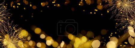 Téléchargez les photos : Elégant fond doré et noir avec feux d'artifice et lumières scintillantes. Contexte pour les célébrations d'anniversaire, les grands événements, les félicitations et les vacances comme le 4 juillet ou le réveillon du Nouvel An - en image libre de droit