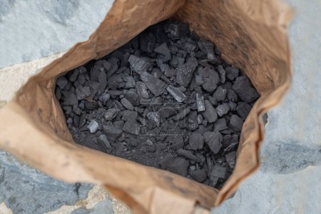 Foto de Primer plano de una bolsa de carbón para su uso en la barbacoa - Imagen libre de derechos