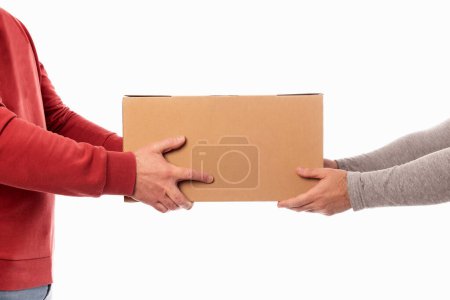 Foto de Un repartidor en jersey rojo entregando una caja a un cliente. Servicio de entrega a domicilio. Entrega de mensajeros. Recibir un paquete de una compra en línea - Imagen libre de derechos