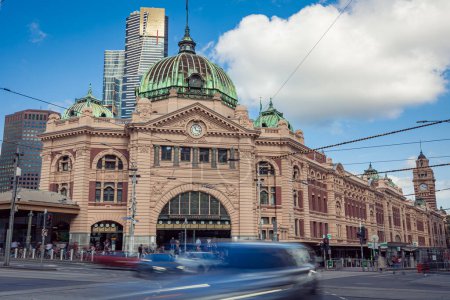 Téléchargez les photos : MELBOURNE, AUTRICHE - 12 AVRIL 2024 : Bâtiment de la gare de Flinders Street - en image libre de droit