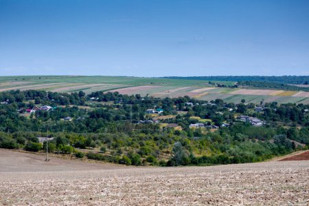 Téléchargez les photos : Village de Sapohiv près de Borshchiv, région de Ternopil. Paysage rural paisible. Fin de l'été dans la région occidentale de l'Ukraine à Podilliya. - en image libre de droit