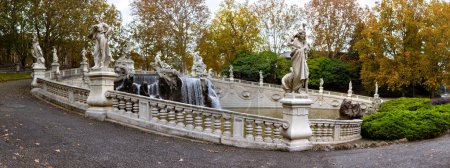 Foto de Turín, Italia: Vista panorámica de la fuente barroca de los 12 meses en el Parco del Valentino a orillas del río Po - un lugar de recreación favorito para los lugareños y turistas. - Imagen libre de derechos