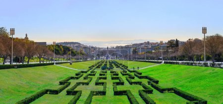 Foto de Una vista panorámica del paisaje urbano en el centro de negocios Edward VII Park y la plaza Marques de Pombal y el estuario del Tajo. Lisboa, Portugal. - Imagen libre de derechos