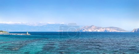 Téléchargez les photos : Paysage panoramique estival. Une jetée et un phare dans le port. Voiliers sur le fond de l'île de Prvic et la côte continentale de la Dalmatie. - en image libre de droit
