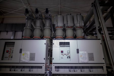 Foto de Un aparamenta aislante de gas (GIS) en el edificio de control para subestación de energía eléctrica de alto voltaje extra. Hexafluoruro de azufre utilizado en la industria eléctrica como dieléctrico gaseoso. - Imagen libre de derechos