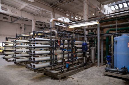 Foto de Un gran conjunto industrial de instalación de sistema de ósmosis inversa y membranas de nanofiltración para el tratamiento de agua. - Imagen libre de derechos