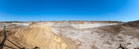 Téléchargez les photos : Argile de porcelaine d'extraction de carrière (kaolin) et sable de quartz dans la mine à ciel ouvert. - en image libre de droit