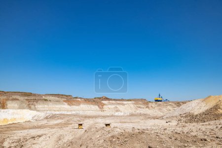 Foto de Extracción de cantera de barro porcelánico (caolín) y arena de cuarzo en la mina a cielo abierto. - Imagen libre de derechos