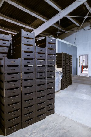 Téléchargez les photos : Boîtes en carton noir assemblées dans un entrepôt. Des plateaux de fruits. Emballage de produits finis dans la production industrielle. - en image libre de droit