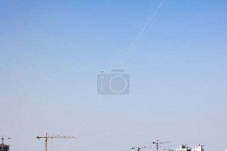 Téléchargez les photos : KYIV, UKRAINE - 29 MAI 2023 : travailler sur un système de missiles sol-air (SAM). Une trace de missile et un missile en vol, dans le ciel au-dessus de la ville après une frappe de missile russe, au milieu de l'attaque russe - en image libre de droit