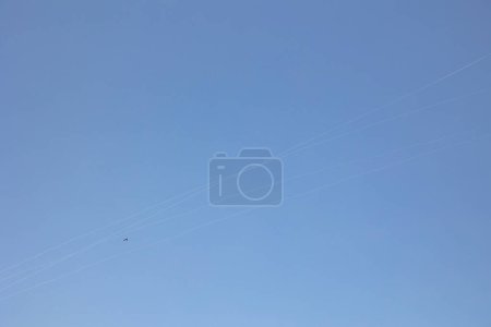 Foto de KYIV, UCRANIA - 29 DE MAYO DE 2023: Un rastro de misiles de un sistema de misiles tierra-aire (SAM) se ve en el cielo sobre la ciudad después de un ataque de misiles rusos, en medio del ataque de Rusia - Imagen libre de derechos