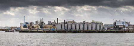 Foto de Hamburgo, Alemania - 21 feb 2020: Vista industrial panorámica desde el punto de vista de la filarmónica del Elba hasta el río Elba, plantas químicas, puerto, puerto de terminales de contenedores y paseo marítimo en Hamburgo, Alemania. - Imagen libre de derechos