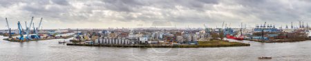 Téléchargez les photos : Hambourg, Allemagne - 21 février 2020 : Vue industrielle panoramique du point de vue d'Elbphilharmonie sur l'Elbe, les usines chimiques, le port, les terminaux à conteneurs et le front de mer à Hambourg, Allemagne. - en image libre de droit
