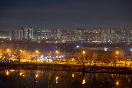 Paysage urbain nocturne de la grande ville. Lumineux, lumière multicolore sur les rues vides. Immeubles d'appartements dans la zone de la ville chambre. Kiev fin mars 2024. Ukraine.