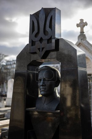 Foto de Una tumba Symon Petliura en el cementerio de Montparnasse. Fue el Comandante Supremo del Ejército Popular Ucraniano y dirigió la República Popular Ucraniana durante la Guerra de Independencia de Ucrania 1918-1919.. - Imagen libre de derechos
