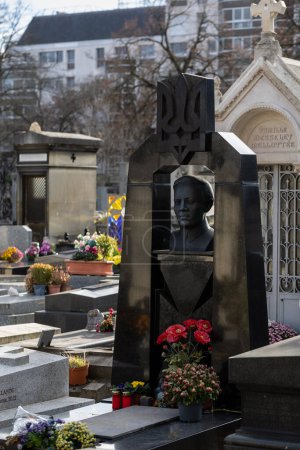 Téléchargez les photos : Une tombe Symon Petliura sur le cimetière Montparnasse. Il était le commandant suprême de l'armée populaire ukrainienne et a dirigé la République populaire d'Ukraine pendant la guerre d'indépendance ukrainienne 1918-1919. - en image libre de droit