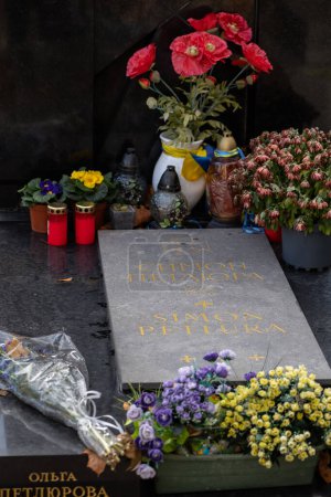 Téléchargez les photos : Une tombe Symon Petliura sur le cimetière Montparnasse. Il était le commandant suprême de l'armée populaire ukrainienne et a dirigé la République populaire d'Ukraine pendant la guerre d'indépendance ukrainienne 1918-1919. - en image libre de droit