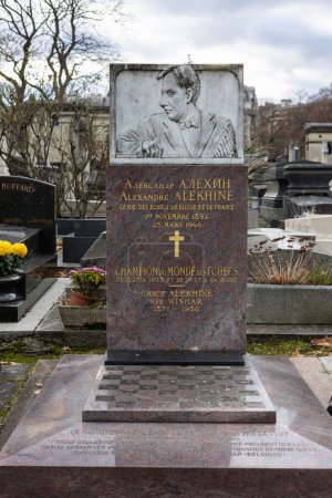 Téléchargez les photos : Tombe d'Alexandre Alekhine au cimetière Montparnasse, Paris, France. Il était un joueur d'échecs russe et français et le quatrième champion du monde d'échecs, un titre qu'il a tenu pendant deux règnes. - en image libre de droit