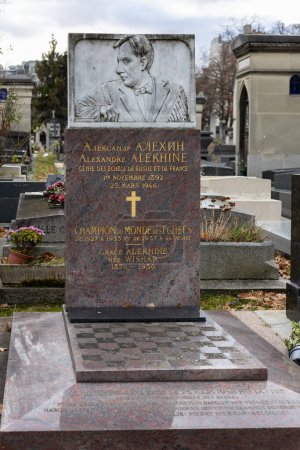 Foto de Una tumba de Alexander Alekhine en el cementerio de Montparnasse, París, Francia. Fue un jugador de ajedrez ruso y francés y el cuarto Campeón Mundial de Ajedrez, un título que ostentó durante dos reinados.. - Imagen libre de derechos