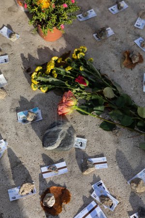 Téléchargez les photos : Tombe de Jean-Paul Sartre et Simone de Beauvoir au cimetière Montparnasse, Paris, France. Un couple célèbre, était l'un des écrivains et penseurs les plus influents et les plus controversés du XXe siècle - en image libre de droit