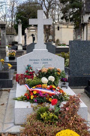 Foto de Una tumba de Jacques Chirac en el cementerio de Montparnasse, París, Francia. Era de un político francés que se desempeñó como Presidente de Francia. Antes era Primer Ministro de Francia y Alcalde de París. - Imagen libre de derechos