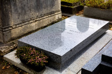 Foto de Una tumba de Samuel Beckett en el cementerio de Montparnasse, París, Francia. Fue novelista, dramaturgo, escritor de cuentos, director de teatro, poeta y traductor literario irlandés, recibió el Premio Nobel - Imagen libre de derechos