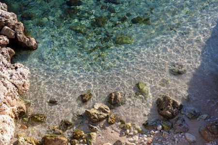 Téléchargez les photos : Eaux peu profondes caressant le rivage rocheux - en image libre de droit
