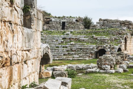 Arc en pierre et ruines d'amphithéâtre antiques en plein air