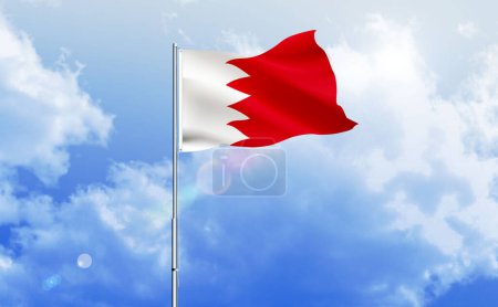 La bandera de Bahréin ondeando sobre el brillante cielo azul