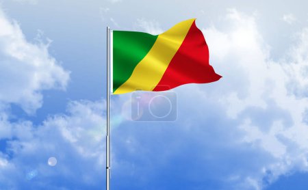 La bandera de República del Congo ondeando en el brillante cielo azul