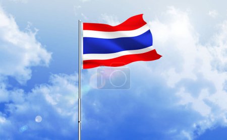 Die Flagge Thailands weht am strahlend blauen Himmel