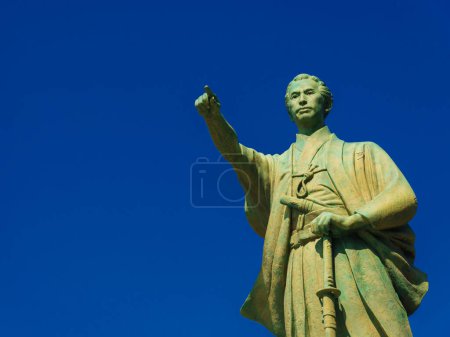 Téléchargez les photos : Tokyo, JAPON, 13 MARS 2019 - Statue Katsu Kaishu dans le quartier de Sumdida à Tokyo, homme d "État du XIXe siècle et fondateur de la marine japonaise moderne - en image libre de droit