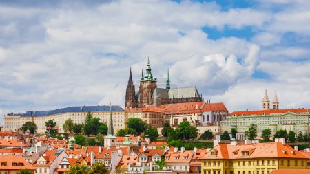 Téléchargez les photos : Vue du vieux centre historique de Prague avec la cathédrale gothique Saint-Vitus au sommet - en image libre de droit