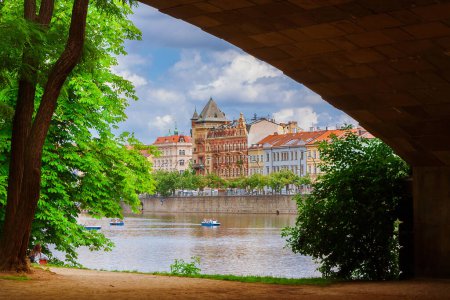 Vue du centre historique de Prague et du bord de la rivière depuis l'arche du pont de la Légion sur le parc public de l'île Strelecky